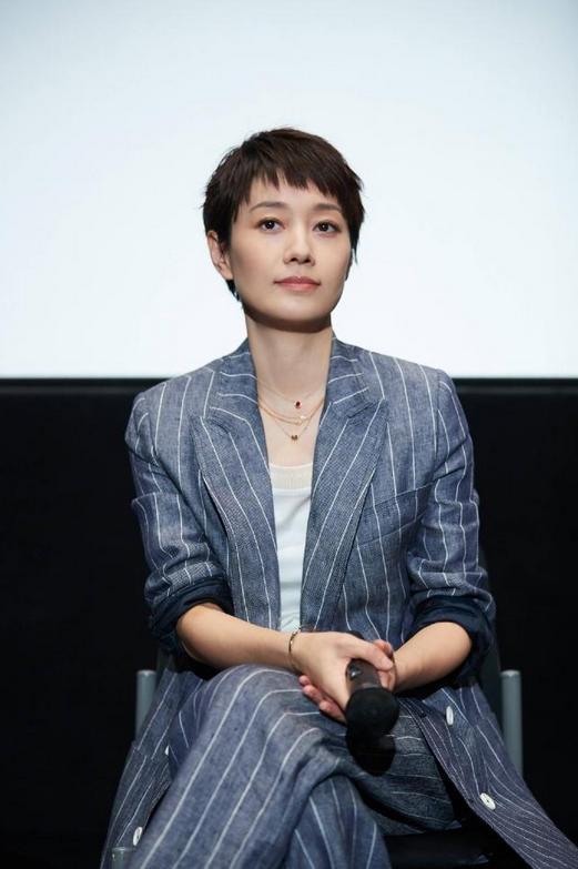 马伊俐最新短发造型亮相，探索时尚小巷的独特魅力